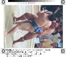 Unbeaten yokozuna Akebono beats Oginishiki in Nagoya sumo