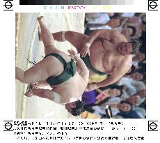 Yokozuna Akebono beats Miyabiyama to win Nagoya sumo title