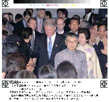 Clinton enters reception hall