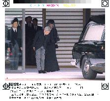 Emperor bows to hearse carrying empress dowager's coffin