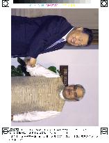 Mori shakes hands with Vajpayee before Japan-India summit