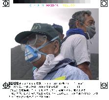 Evacuating residents of Miyakejima wear face masks