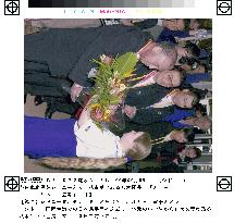 JOC chief Yagi presented with bouquets