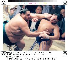 Yokozuna Akebono rams out Hayateumi in autumn sumo