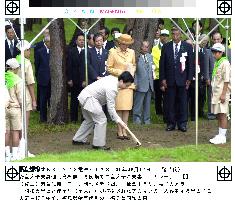 Crown prince, princess attend tree-raising ceremony