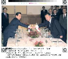 Mori, Kim shake hands ahead of summit talks