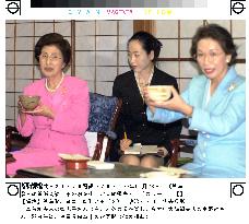 Wives of Mori, Kim attend tea ceremony