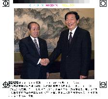 LDP's Nonaka shakes hands with Chinese Premier Zhu