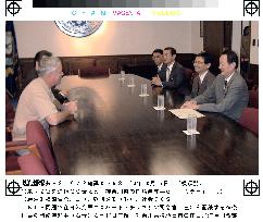 Kanagawa gov. meets U.S. Navy chief to protest night drills