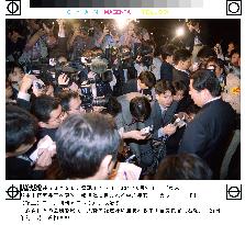 Gov't spokesman Nakagawa surrounded by reporters