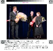 Schwarzenegger receives bouquet at Tokyo Int'l Film Festival