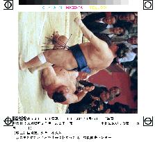 Yokozuna Akebono crashes to defeat at Kyushu sumo