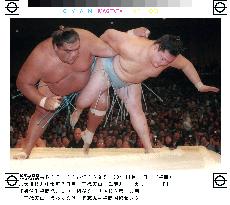 Yokozuna Musashimaru tumbles to first defeat at Kyushu sumo