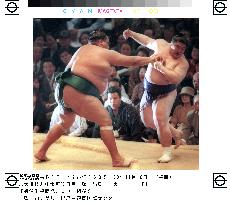 Akebono takes sole lead at Kyushu sumo