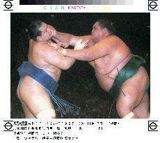 Yokozuna Akebono preserves lead at Kyushu sumo