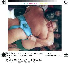 Akebono clinches Kyushu sumo with win over Musashimaru