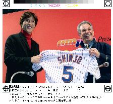 Shinjo meets Met manager Valentine, receives jersey