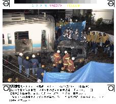 2 trains smash into passenger car in Kanagawa crossing