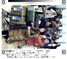 Returning New Year's travelers swamp Narita, Kansai airports