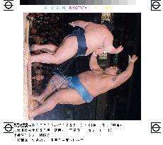Yokozuna duo still pacesetters at New Year sumo