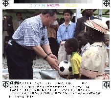 Mori visits refugee camp in Kenya