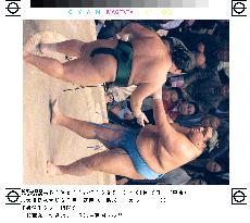 Yokozuna pair post easy wins in New Year sumo