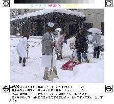 Heavy snow continues to hit areas facing Sea of Japan