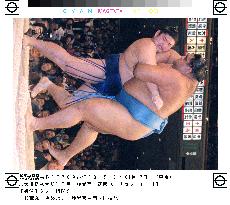 Two yokozuna still on top at New Year sumo