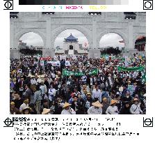Taiwan demonstrators demand nuclear plant referendum
