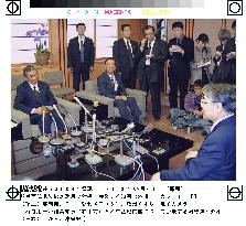 Kono meets Okinawa Gov. Inamine on U.S. bases