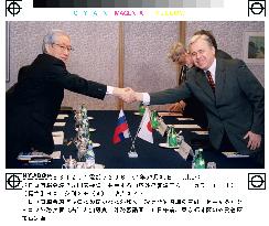 Japan, Russia agree to inform citizens on peace treaty talks