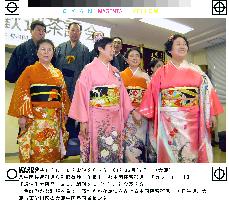 War-displaced Japanese from China enjoy kimono
