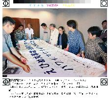Hawaiians hand messages to Ehime Maru relatives