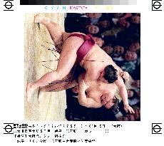 Ozeki Kaio claims sole lead at spring sumo