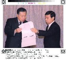 Mayor hands Ehime Maru petition to Mori