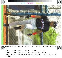 Shinjo attends batting practice after injury