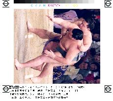 Ozeki Kaio still unbeaten at spring sumo