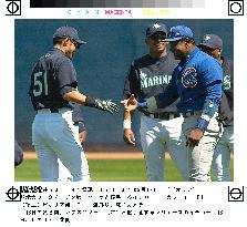 Ichiro says 'hi' to ''Slammin' Sammy''