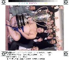 Kaio, supporters celebrate ozeki's win in spring sumo