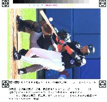 Shinjo singles in a run in game against Marlins