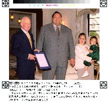Sumo elder Akebono honored by U.S. gov't