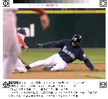 Ichiro steals second in game against Cardinals