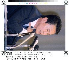 Aso conducts part of press conference in English