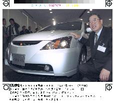 Toyota releases WiLL car for men with 'airliner look'
