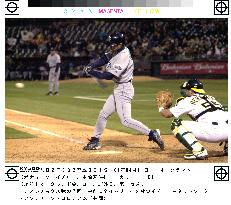 Ichiro hits RBI single to center
