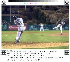 Ichiro hits single off Hasegawa