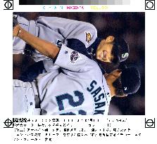 Ichiro congratulates Sasaki