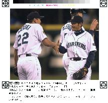 Ichiro, Sasaki share joy of victory over Rangers