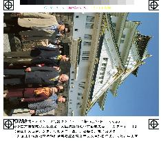 Former Taiwan leader Lee visits Osaka Castle