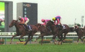 T.M. Opera O wins 3rd consecutive Tenno-sho